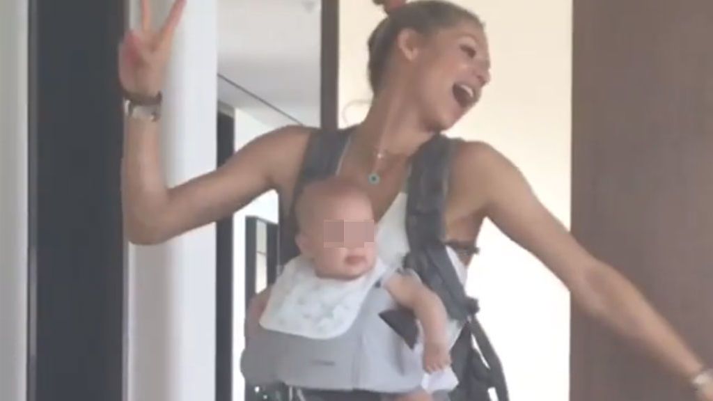 Anna Kournikova lo da todo bailando el reggaeton de Enrique Iglesias ¡y con su bebé Lucy a cuestas!