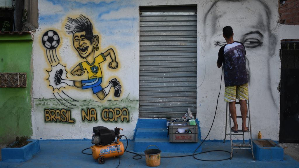 Río de Janeiro llena sus calles de grafitis sobre los mundiales para preparar la Copa del Mundo de Rusia