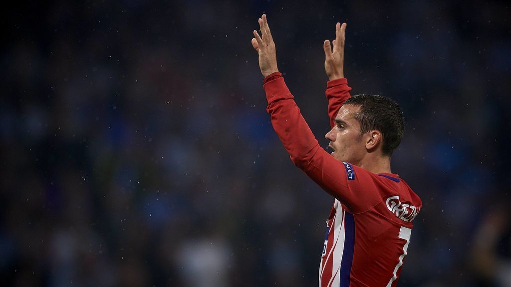 Griezmann cuelga una foto con la camiseta del Atlético de Madrid desde la concentración de Francia