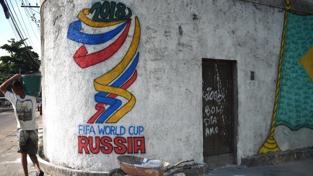 Río de Janeiro llena sus calles de grafitis sobre los mundiales para preparar la Copa del Mundo de Rusia