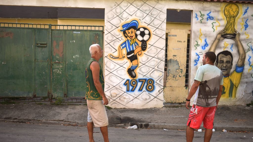 Río de Janeiro llena sus calles de grafitis sobre los mundiales para preparar la Copa del Mundo de Rusia