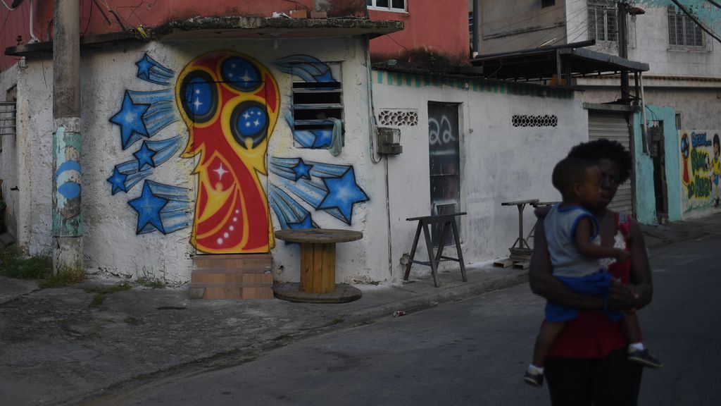 Río de Janeiro llena sus calles de grafitis sobre los mundiales para preparar la Copa del Mundo de Rusia