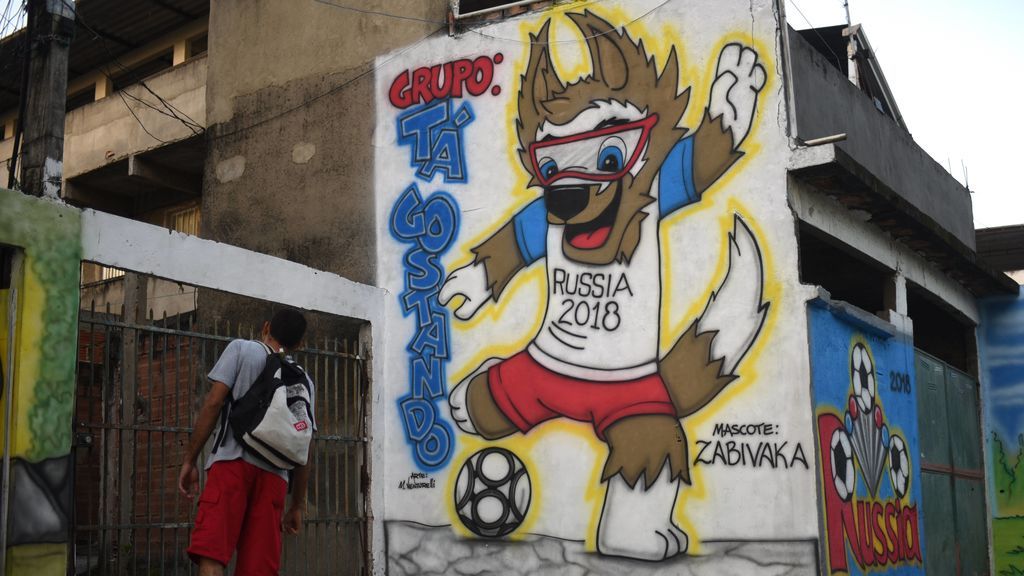 Río de Janeiro llena sus calles de grafitis sobre los mundiales para preparar la Copa del Mundo de Rusia