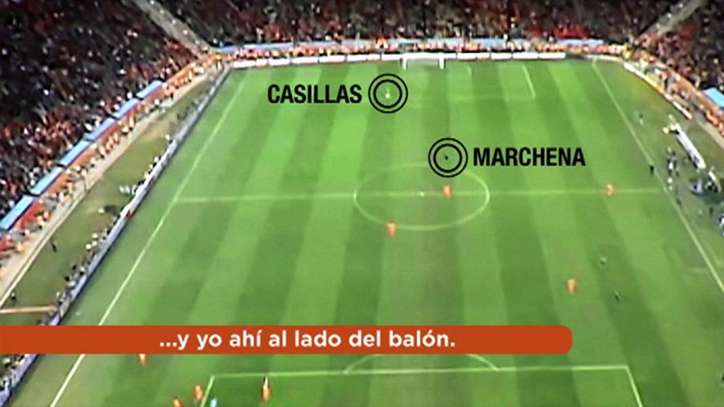 Marchena invadió el campo tras el gol de Iniesta a Holanda para evitar que marcaran sacando de centro