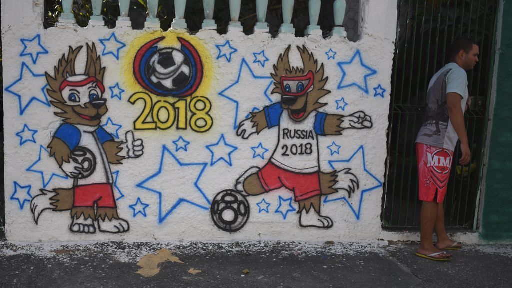 Río de Janeiro llena sus calles de grafitis sobre los mundiales para preparar la Copa del Mundo de Rusia