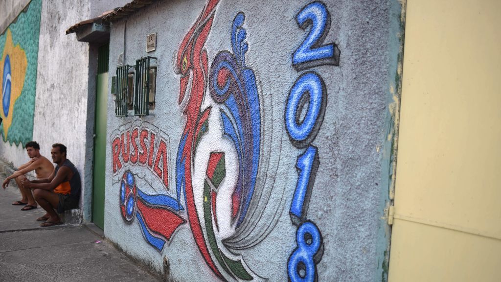 Río de Janeiro llena sus calles de grafitis sobre los mundiales para preparar la Copa del Mundo de Rusia
