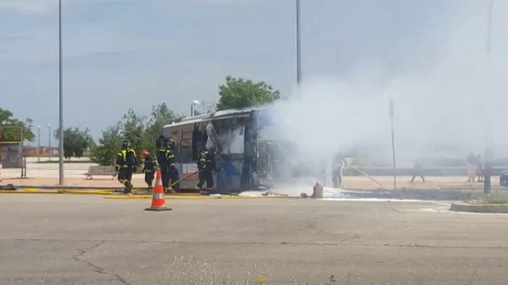 Un autobús de la EMT arde en plena en calle momentos antes de comenzar su recorrido