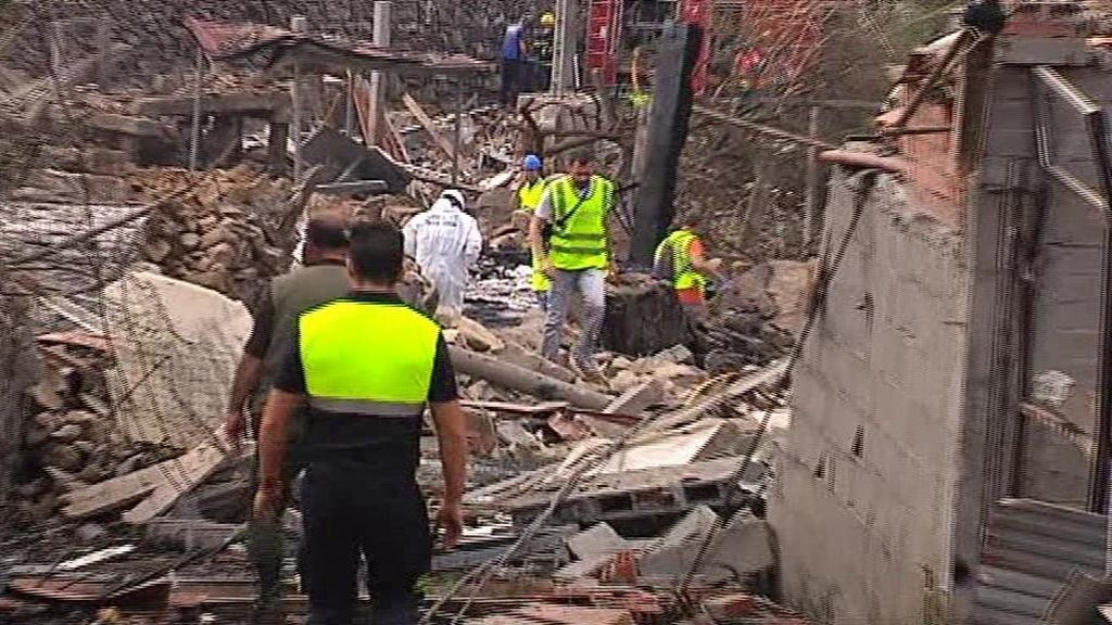 La explosión de una pirotecnia clandestina en Tui, Pontevedra, deja imágenes de guerra
