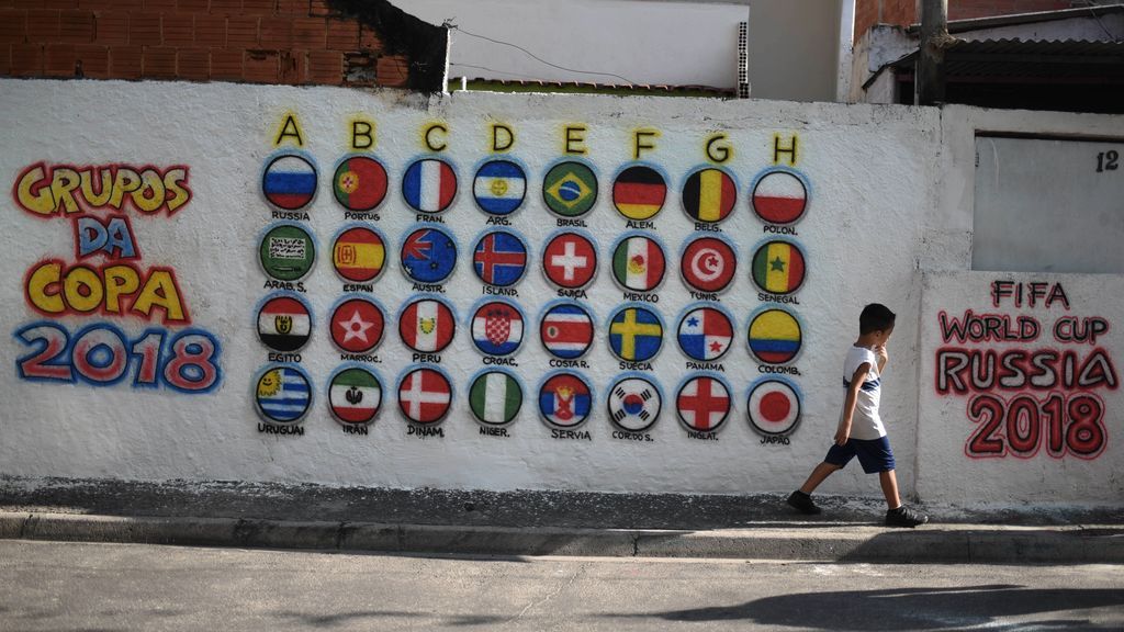 Río de Janeiro llena sus calles de grafitis sobre los mundiales para preparar la Copa del Mundo de Rusia