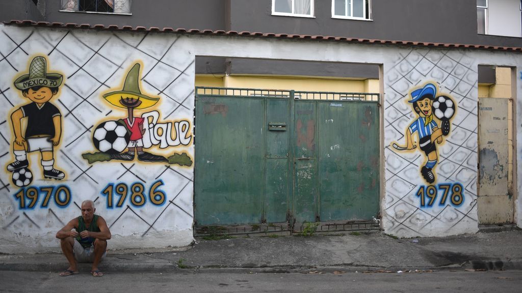 Río de Janeiro llena sus calles de grafitis sobre los mundiales para preparar la Copa del Mundo de Rusia