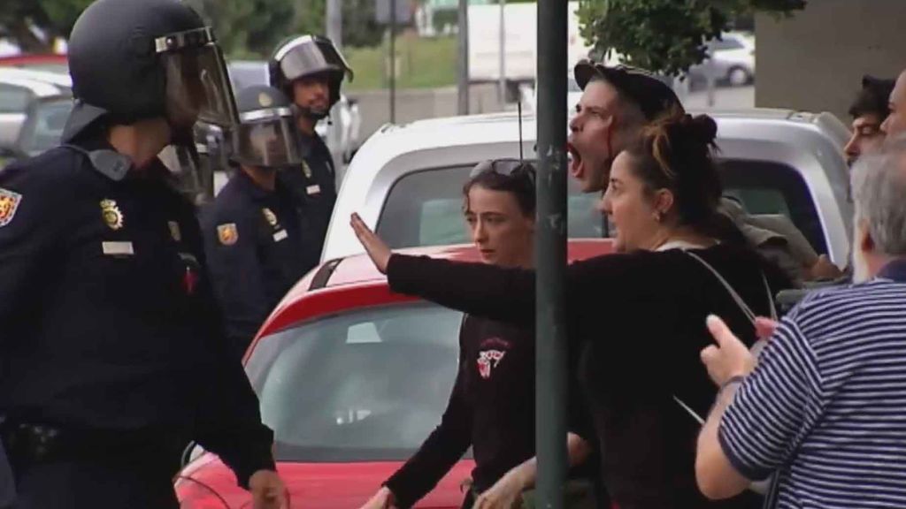 Tensión entre policías y okupas en un desalojo en Coruña
