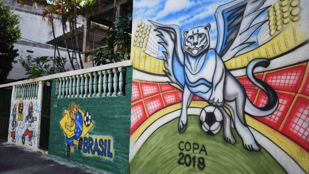 Río de Janeiro llena sus calles de grafitis sobre los mundiales para preparar la Copa del Mundo de Rusia