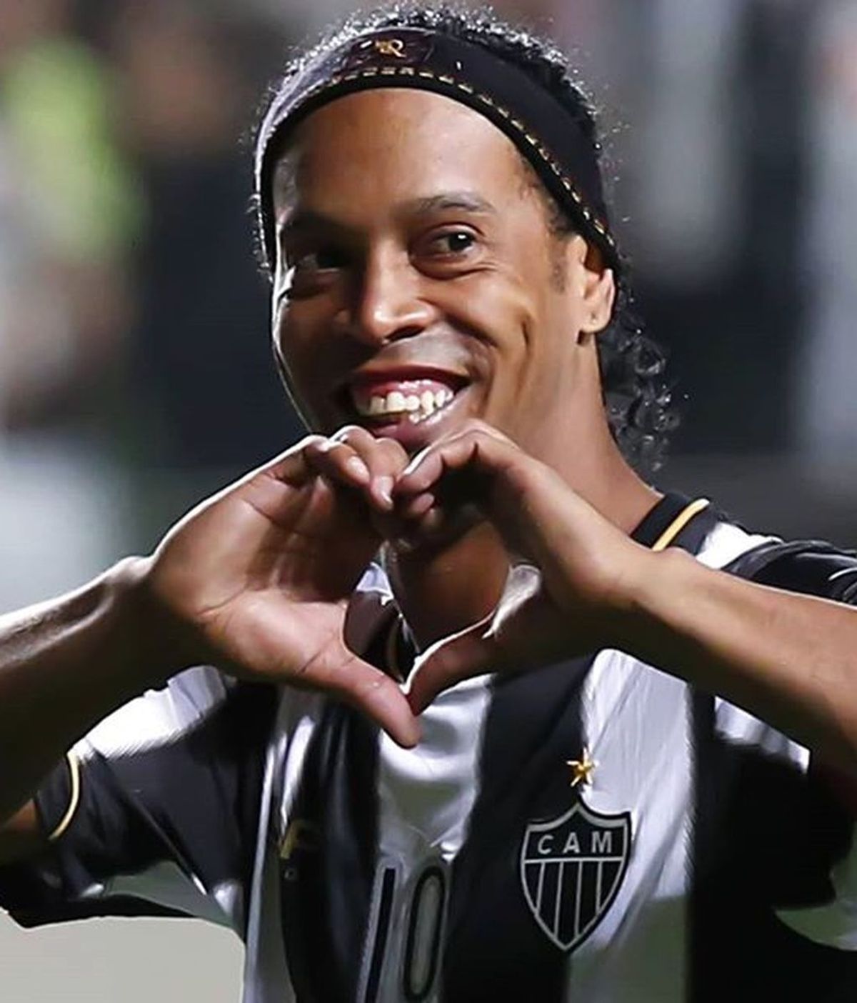 Sí al poliamor: Ronaldinho se casará con sus dos novias el próximo agosto