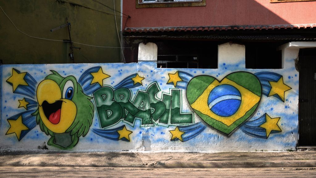 Río de Janeiro llena sus calles de grafitis sobre los mundiales para preparar la Copa del Mundo de Rusia