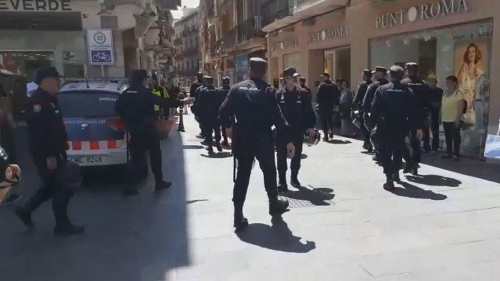 Abucheos en Reus cuando la policía se lleva varias cajas y a una detenida en la macrooperación en Cataluña
