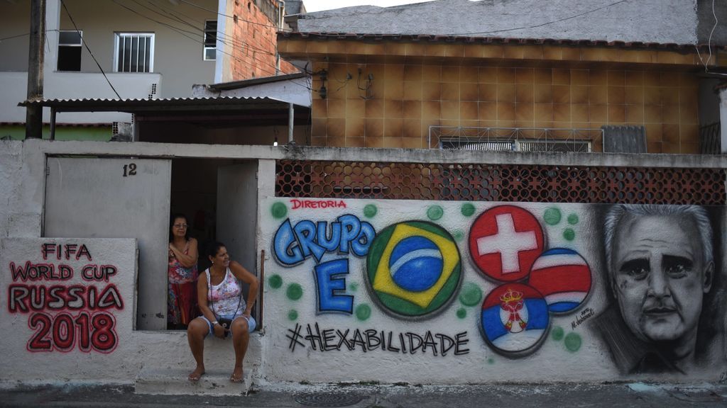 Río de Janeiro llena sus calles de grafitis sobre los mundiales para preparar la Copa del Mundo de Rusia Río de Janeiro llena sus calles de grafitis sobre los mundiales para preparar la Copa del Mundo de Rusia