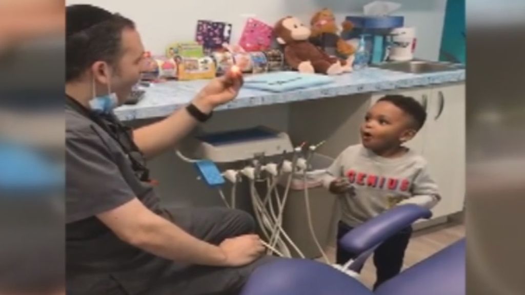 El dentista que se convierte en mago para divertir a los niños