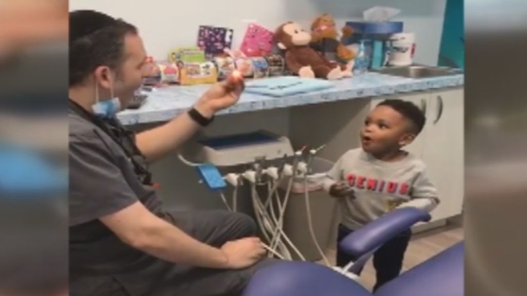 El sorprendente truco de magia con el que un dentista entretiene a un niño