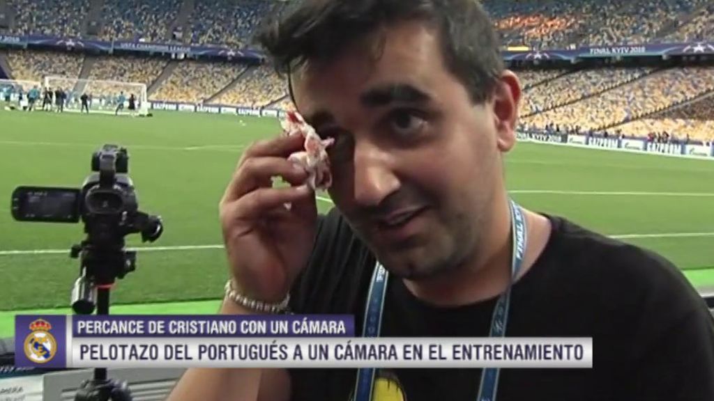 Cristiano Ronaldo le pega un balonazo sin querer a un periodista y le regala la sudadera como disculpa