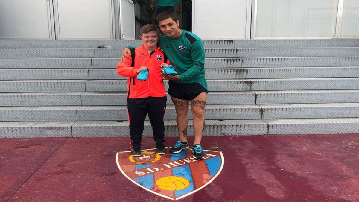 Un gesto de primera: el delantero del Huesca, Chimy Ávila, regala sus botas a un jugador de la Liga Genuine