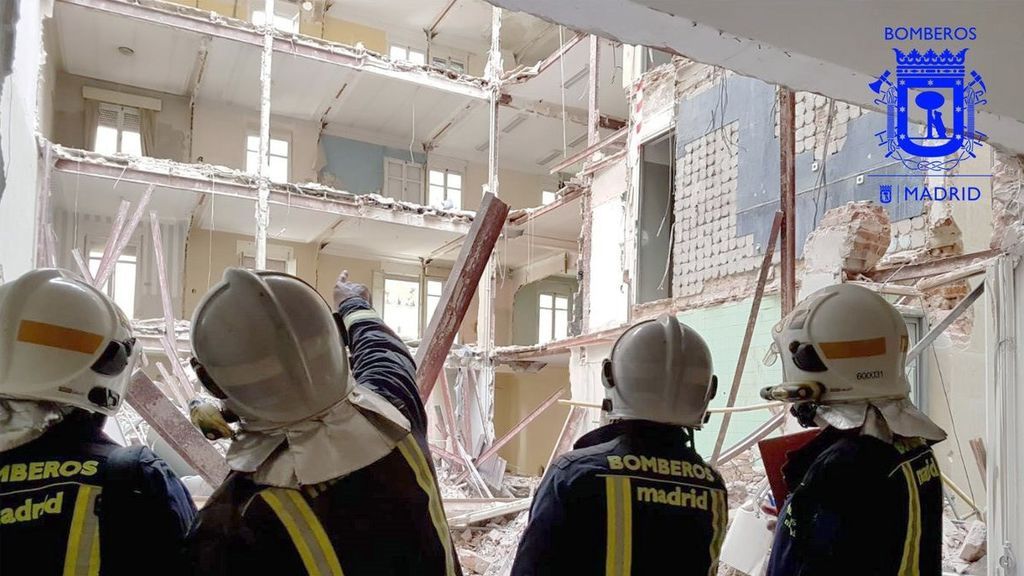 Intentan escuchar bajo los escombros el móvil del obrero sepultado en Madrid