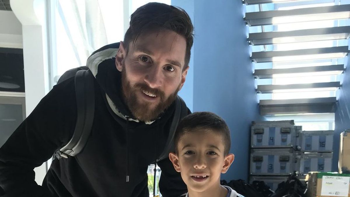 Un niño de seis años le entrega a Messi una emotiva carta para el Mundial