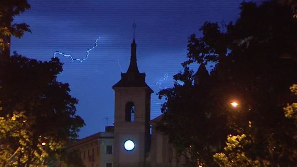Noche de tormentas eléctricas en Madrid: truenos, relámpagos y lluvia  que no cesa