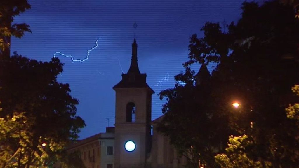 Noche de tormentas eléctricas en Madrid: truenos, relámpagos y lluvia que no cesa
