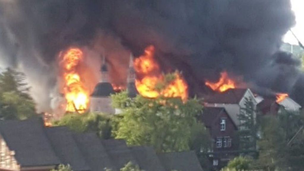 Un enorme incendio se desata en el Europark de Rust, en Alemania
