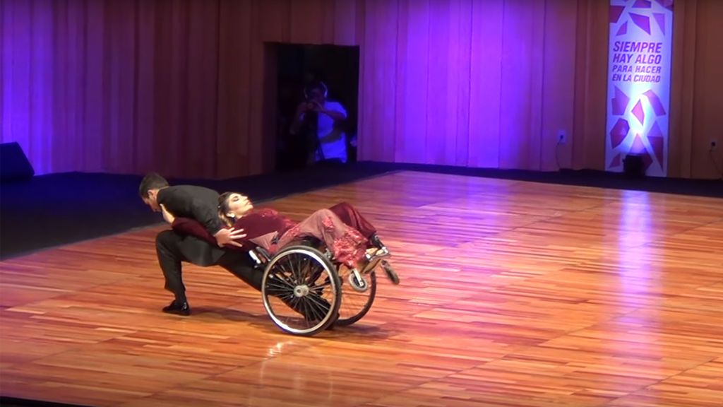 Adapta los ocho pasos básicos del tango a la silla de ruedas para poder bailar
