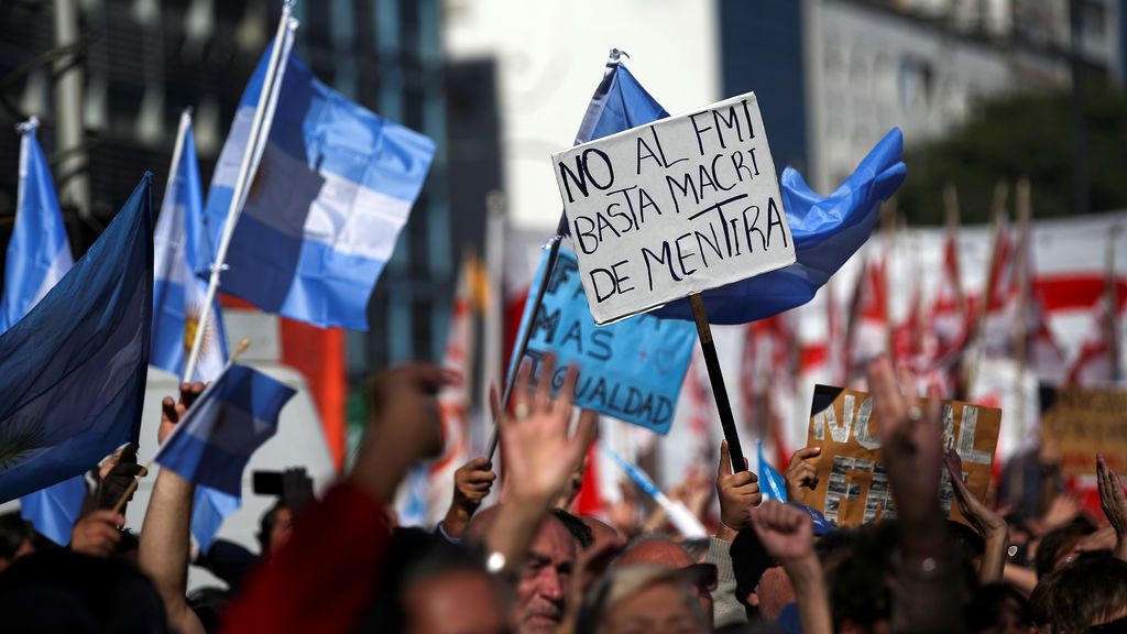 Argentina se manifiesta contra Macri por pedir un crédito millonario al FMI