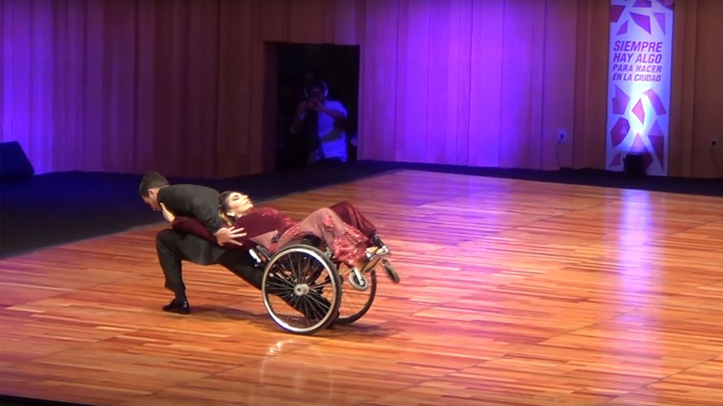 Danza sin barreras: una bailarina desafía el concepto del tango en silla de ruedas