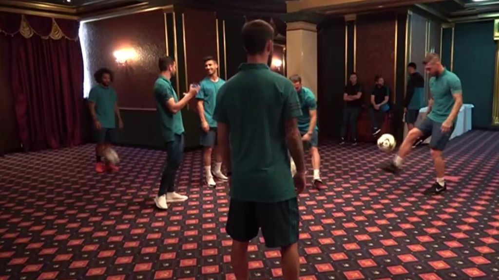 Los jugadores del Real Madrid se relajan con un rondo en el salón de su hotel en Kiev