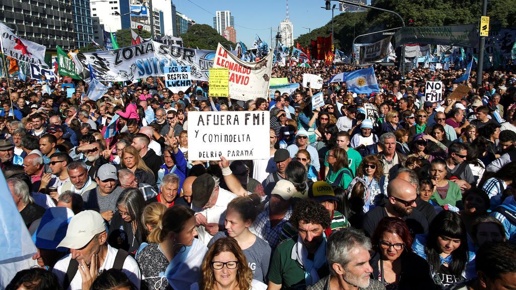 Miles de argentinos contra Macri: "La patria está en peligro” por el préstamo al FMI