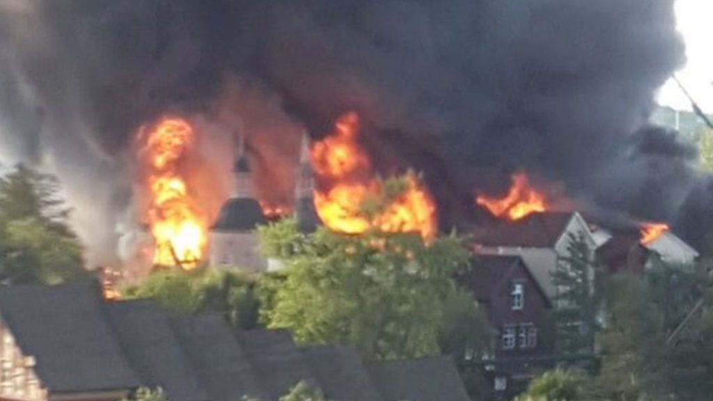 200 bomberos trabajan en el incendio del Europark en Alemania