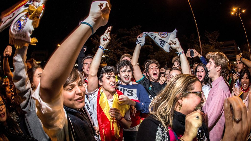 Miles de aficionados celebran la victoria del Real Madrid en la Cibeles