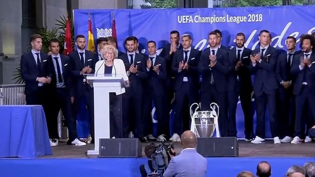 Manuela Carmena vuelve a regalar medallas de chocolate a los jugadores del Real Madrid y la plantilla lo celebra como otra Champions