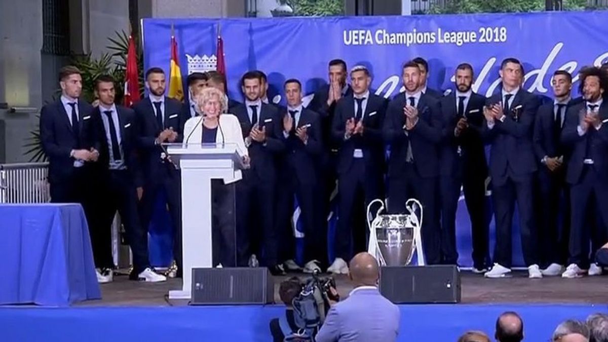 Manuela Carmena vuelve a regalar medallas de chocolate a los jugadores del Real Madrid y la plantilla lo celebra como otra Champions