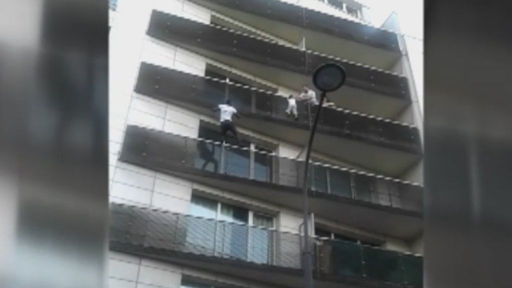 Un inmigrante ilegal escala en segundos cuatro pisos para salvar a un niño en París