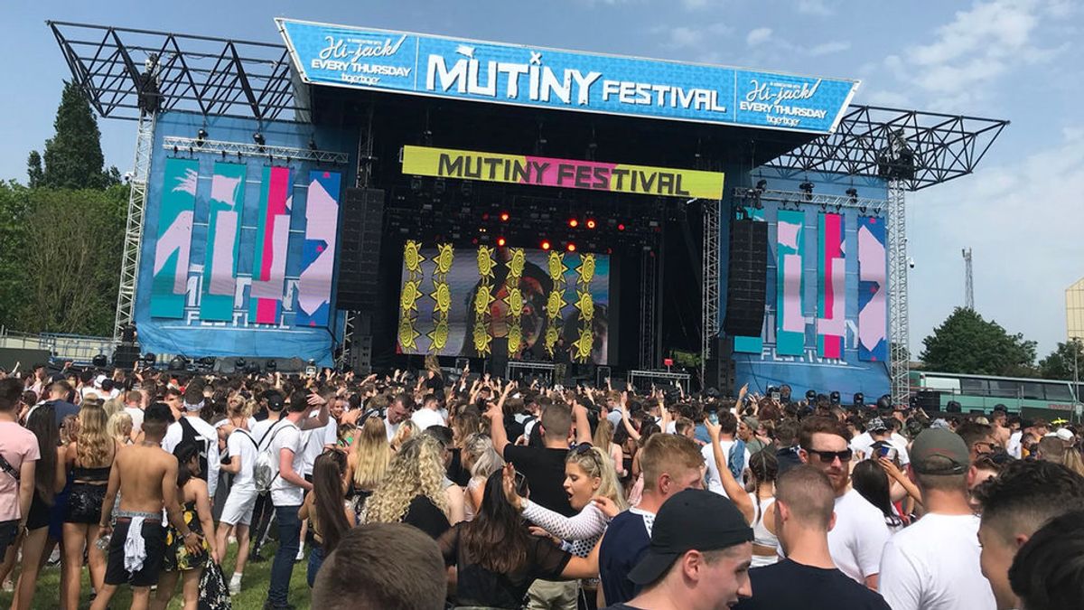 Cancelan un festival de música en Inglaterra tras la muerte de dos personas