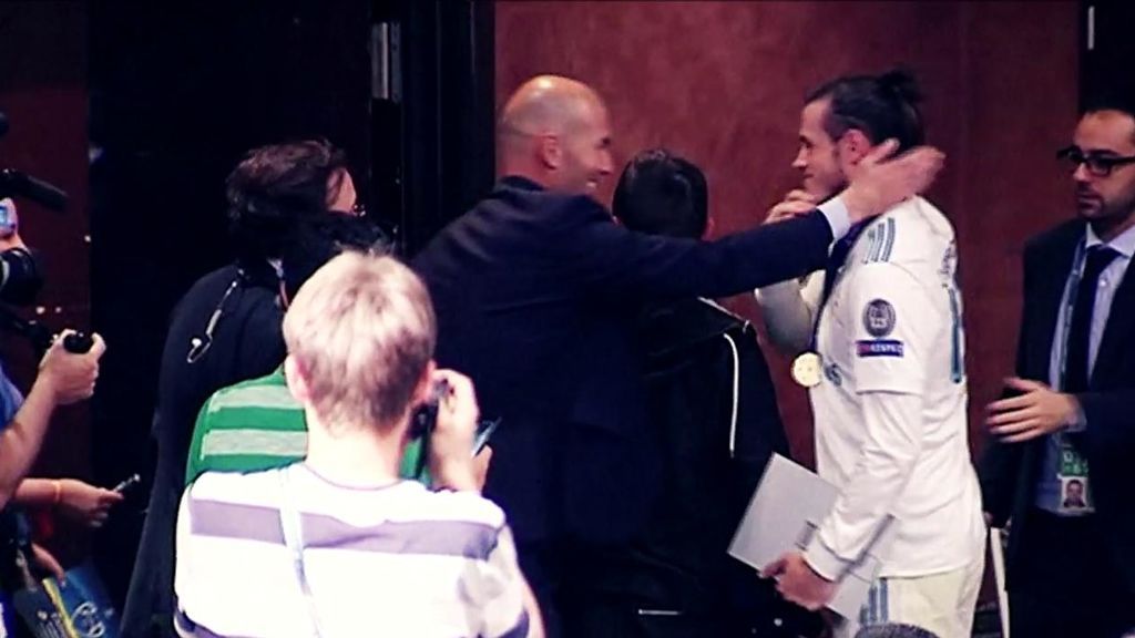 El cariñoso saludo de Zidane a Bale tras escuchar sus palabras en rueda de prensa