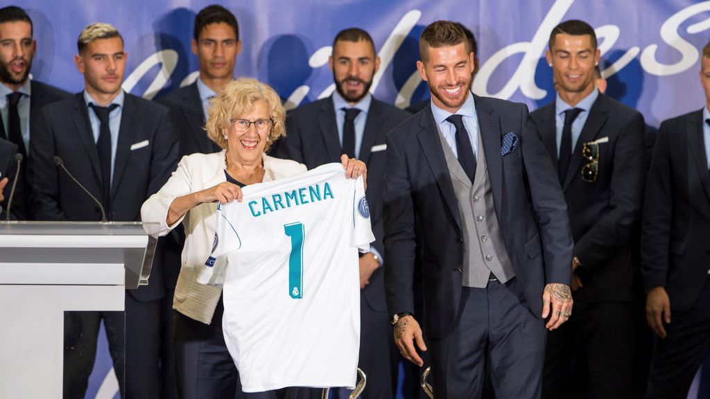 Carmena premia la 'decimotercera' del Real Madrid con medallas de chocolate