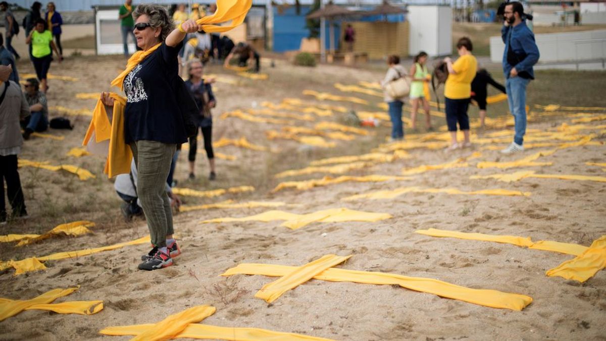 Los CDR colocan cruces amarillas de tela en la playa de Mataró (Barcelona)