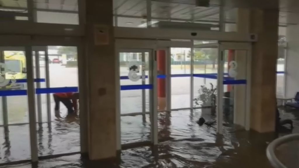 Una tormenta deja edificios, carreteras y calles inundadas en Valdepeñas