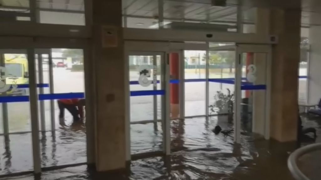 Carreteras, edificios y calles inundadas tras una tromba de agua caída en Valdepeñas