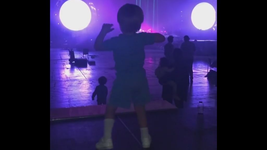 El divertido baile del hijo de Shakira mientras la cantante ensaya en el escenario
