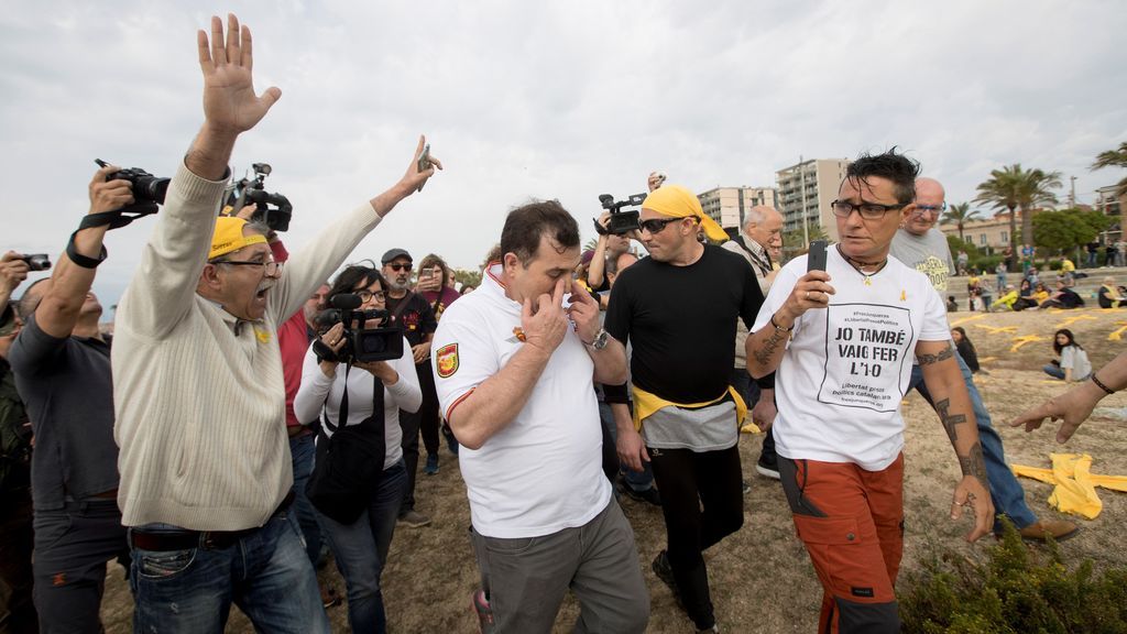 Tensión en Mataró cuando un hombre intenta retirar las cruces amarillas