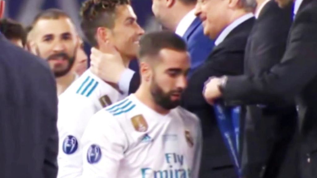 El abrazo y la palmada de Florentino Pérez a Cristiano tras su bombazo de la final El abrazo y la palmada de Florentino Pérez a Cristiano tras su bombazo de la final