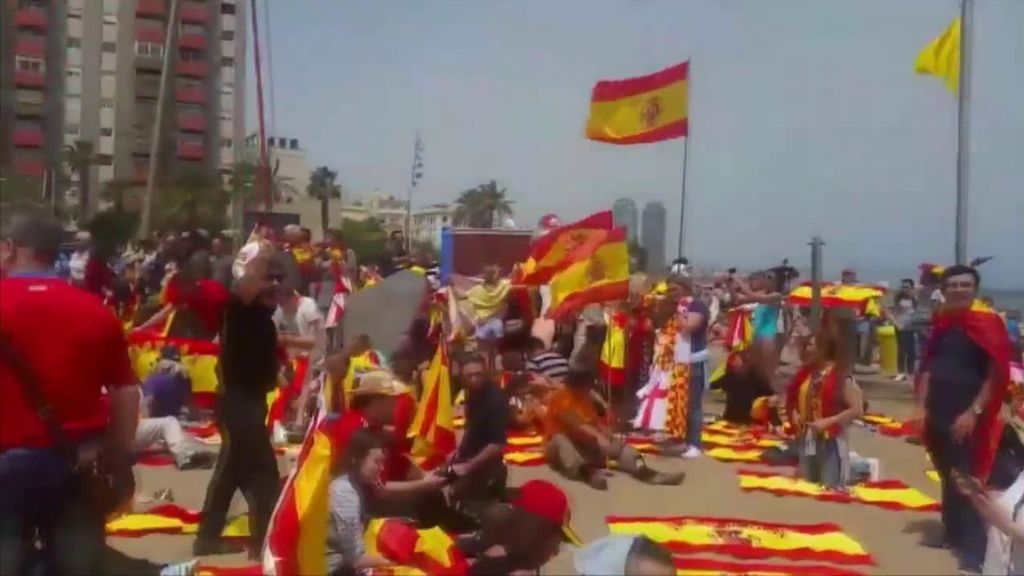 'Guerra de símbolos' en las playas catalanas: toallas amarillas en Mataró y banderas españolas en La Barceloneta