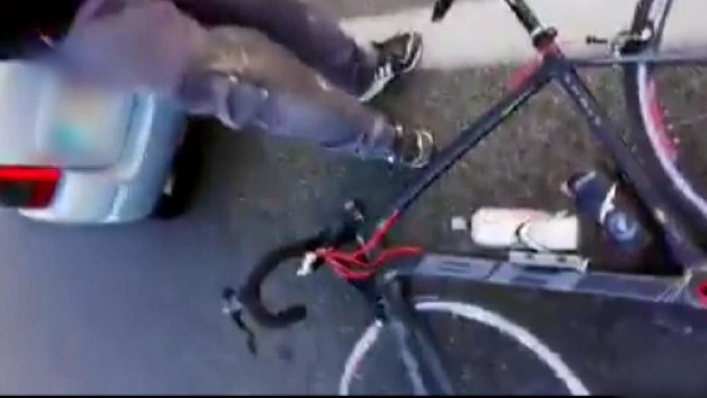 Dos hombres agreden a un ciclista por recriminarles una maniobra peligrosa